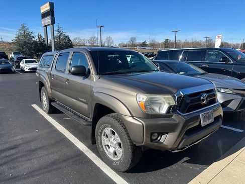 Used 2015 Toyota Tacoma 4x4 Double Cab image 2