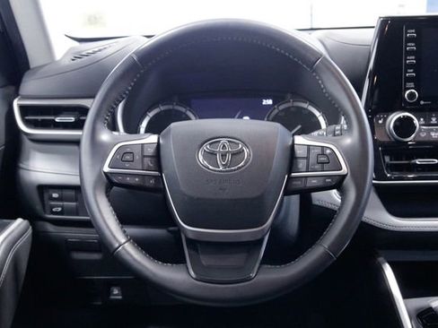Used 2022 Toyota Highlander XLE AWD/4WD image 15