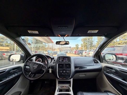 Used 2017 Dodge Grand Caravan SXT image 16