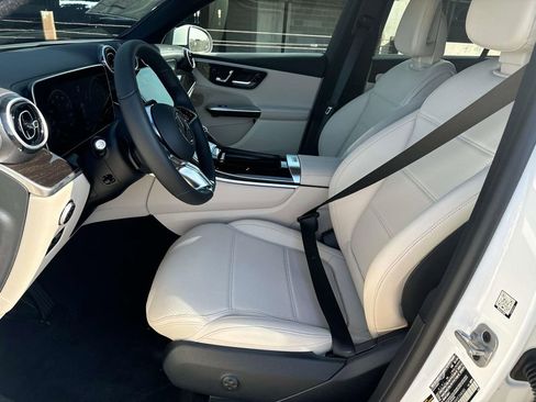 Used 2025 Mercedes-Benz GLC 350e 4MATIC image 8
