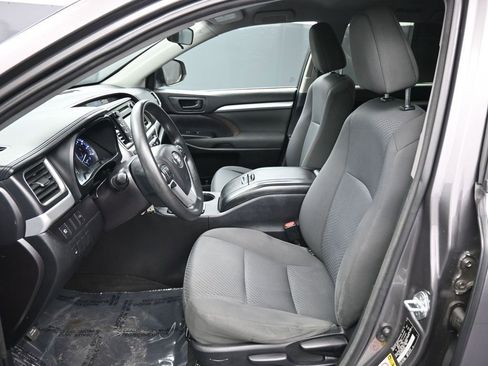 Used 2017 Toyota Highlander LE image 18