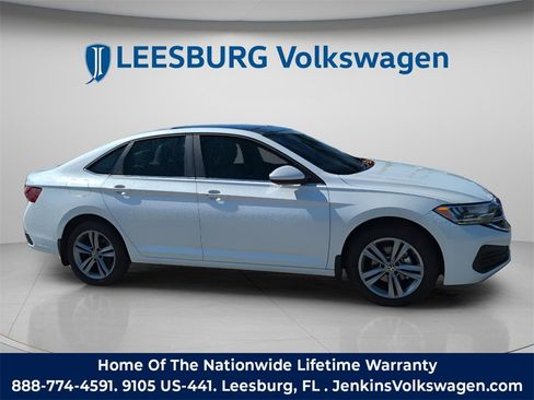Used 2024 Volkswagen Jetta SE image 2