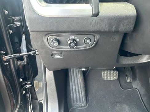 Used 2023 GMC Terrain SLT w/ Infotainment Package II AWD/4WD image 13