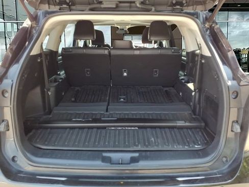 Used 2021 Toyota Highlander XLE AWD/4WD image 14