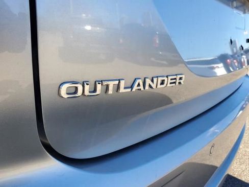 Used 2023 Mitsubishi Outlander SE image 16