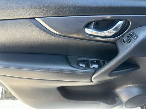 Used 2018 Nissan Rogue S AWD/4WD image 19