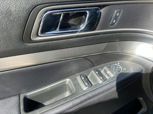 Used 2018 Ford Explorer XLT w/ Equipment Group 202A AWD/4WD image 22