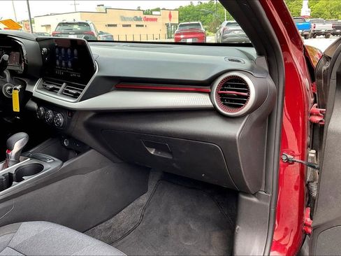 Used 2024 Chevrolet Trax RS FWD image 15