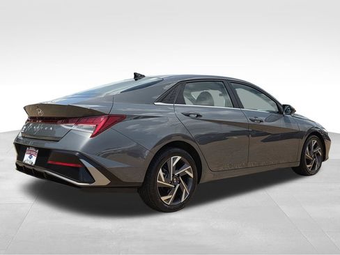 Used 2025 Hyundai Elantra SEL FWD image 6