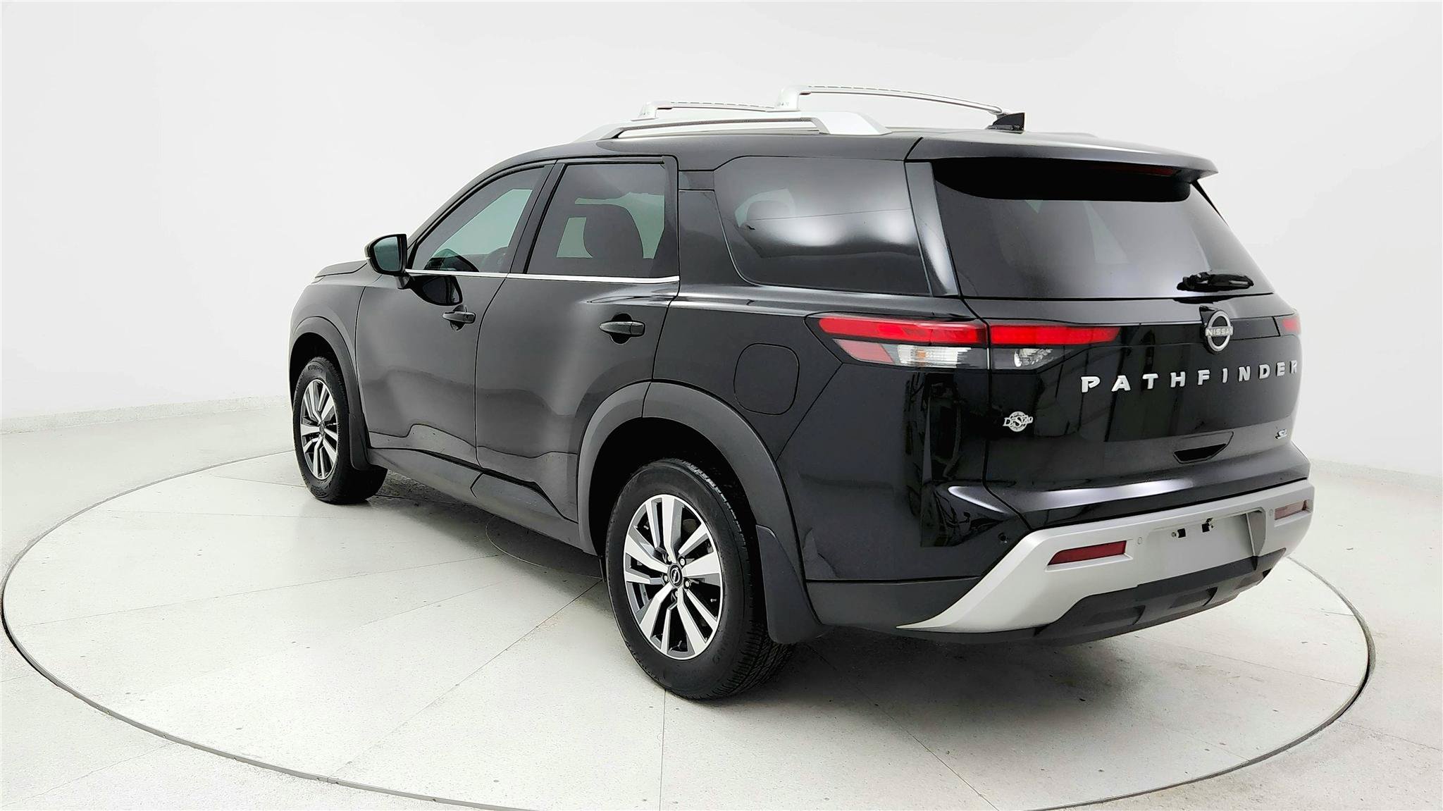 Used 2024 Nissan Pathfinder SL w/ Cargo Package FWD image 3