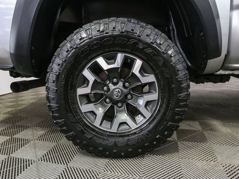 Used 2019 Toyota Tacoma TRD Off-Road AWD/4WD image 15