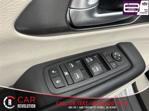 Used 2024 Chrysler Pacifica Touring-L FWD image 30