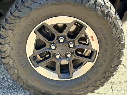 Used 2018 Jeep Wrangler Unlimited Rubicon w/ Dual Top Group AWD/4WD image 21