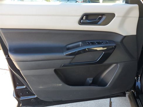 Used 2023 Nissan Pathfinder SV image 27