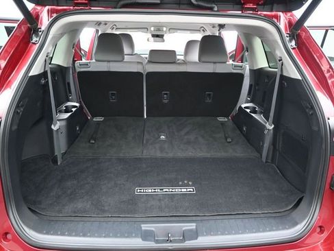 Used 2020 Toyota Highlander LE image 13