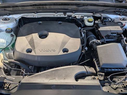 Used 2019 Volvo XC40 T5 Momentum image 26