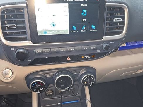 Used 2020 Hyundai Venue FWD image 29