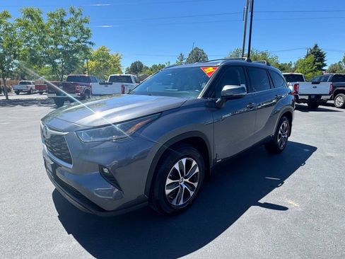 Used 2021 Toyota Highlander XLE AWD/4WD image 11
