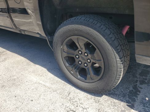 Used 2018 Chevrolet Silverado 1500 LT w/ Midnight Edition image 8