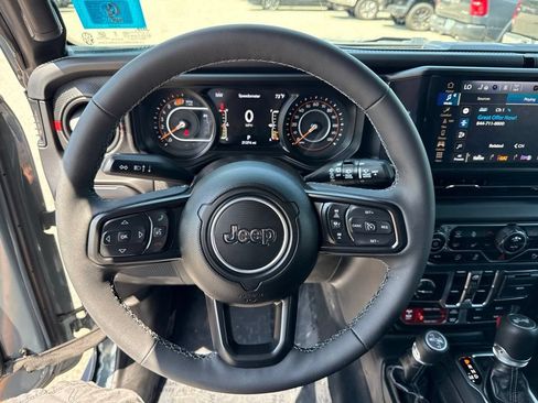Used 2025 Jeep Wrangler Unlimited Rubicon AWD/4WD image 10