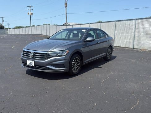 Used 2020 Volkswagen Jetta SE w/ SE Cold Weather Package FWD image 3