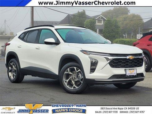 Used 2025 Chevrolet Trax LT w/ Driver Confidence Package image 1