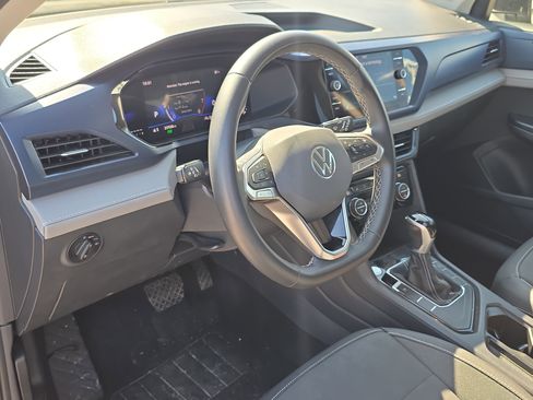 Used 2024 Volkswagen Taos SE image 25