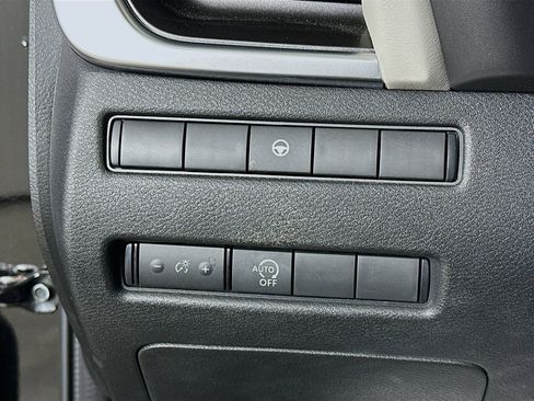 Used 2023 Nissan Rogue SV image 17