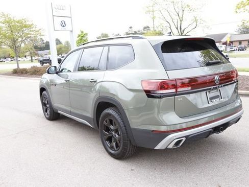 Used 2025 Volkswagen Atlas Peak Edition SE AWD/4WD image 10