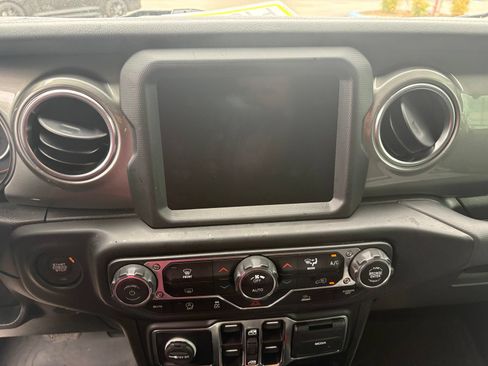 Used 2022 Jeep Wrangler Unlimited Sahara AWD/4WD image 12