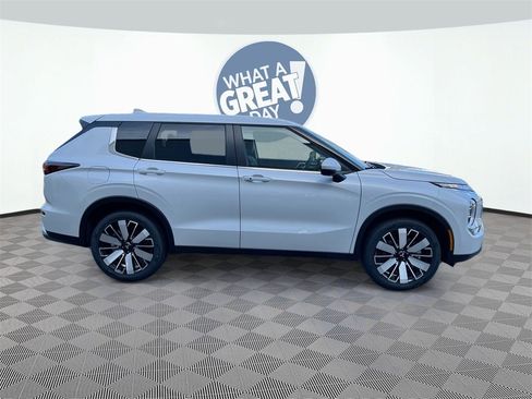 New 2025 Mitsubishi Outlander SE image 8