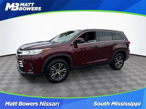 Used 2019 Toyota Highlander LE FWD image 1