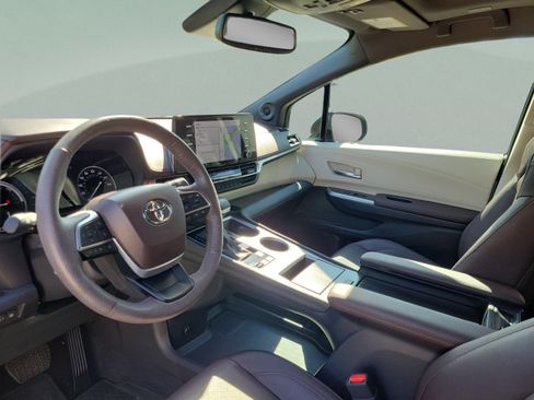 Used 2024 Toyota Sienna Platinum FWD image 8