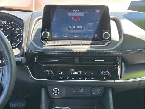 Used 2022 Nissan Rogue SV AWD/4WD image 17