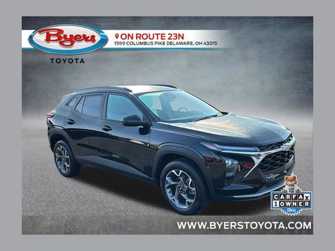 Used 2025 Chevrolet Trax LT FWD image 1