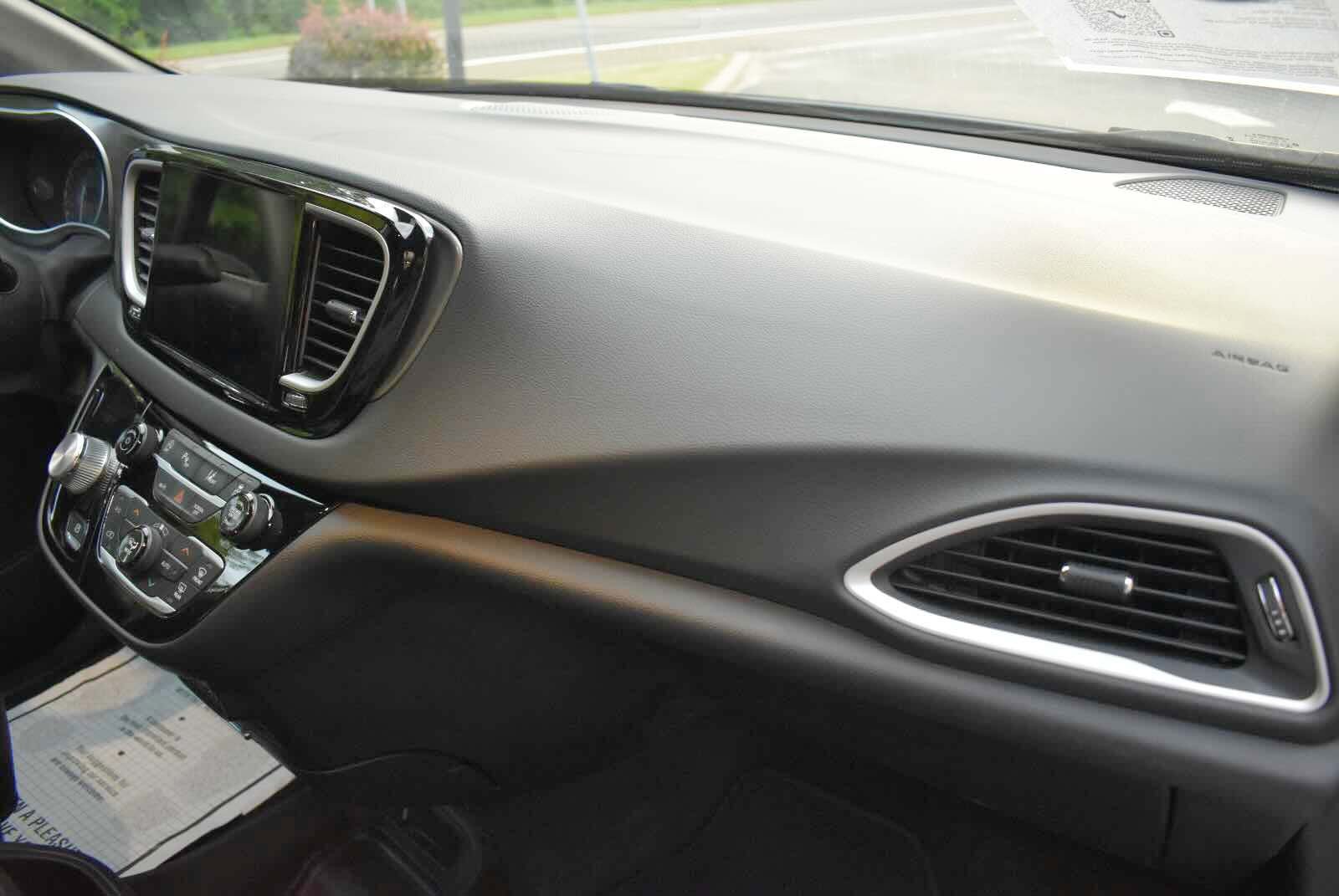 Used 2025 Chrysler Pacifica Select FWD image 46