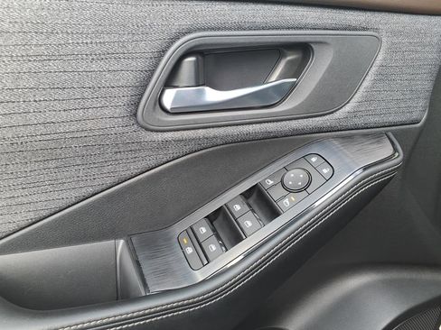 Used 2023 Nissan Rogue SV image 6