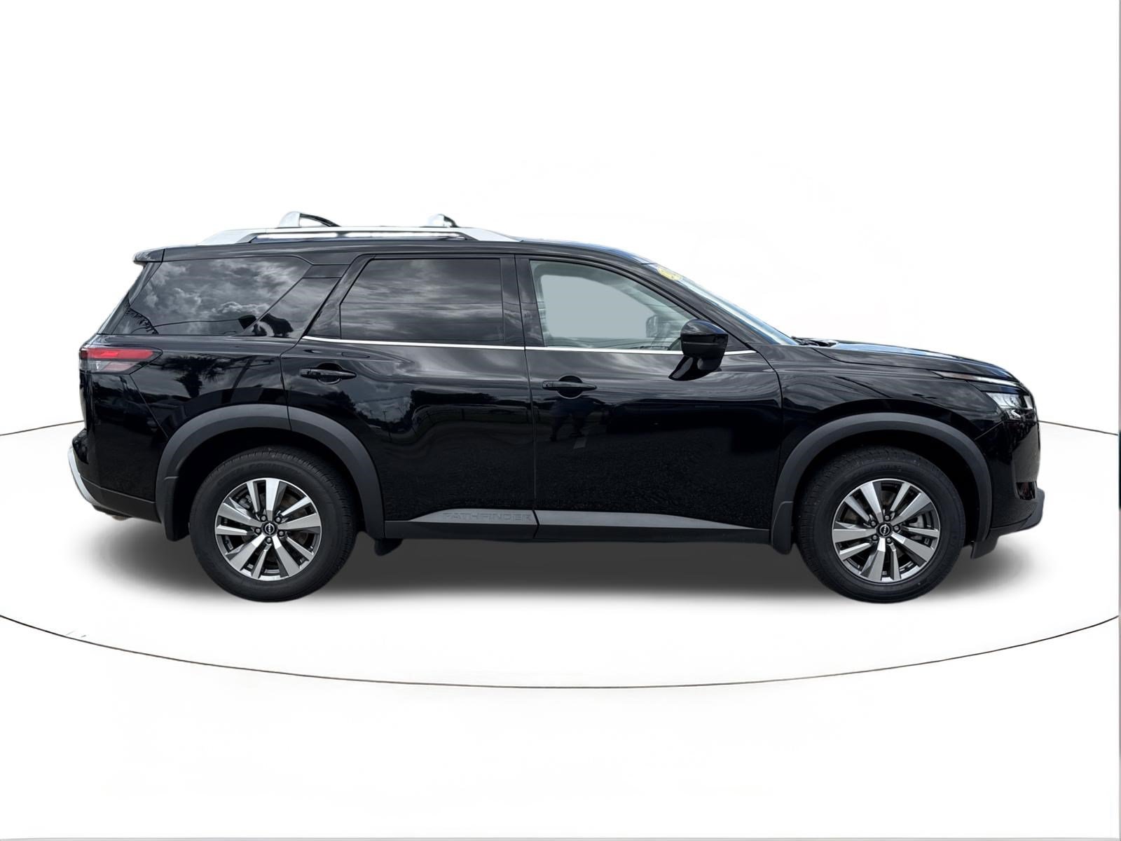 Used 2023 Nissan Pathfinder SL FWD image 2