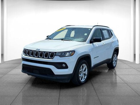 Used 2024 Jeep Compass Latitude AWD/4WD image 3