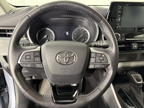 Used 2020 Toyota Highlander XLE AWD/4WD image 11
