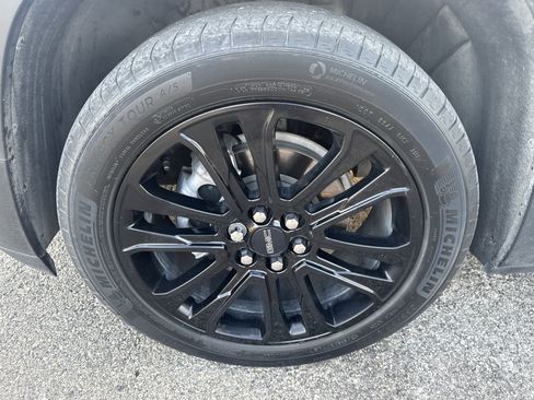 Used 2022 GMC Acadia SLT w/ Elevation Edition image 9