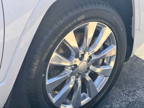 Used 2017 Jeep Cherokee Overland w/ Technology Group FWD image 40