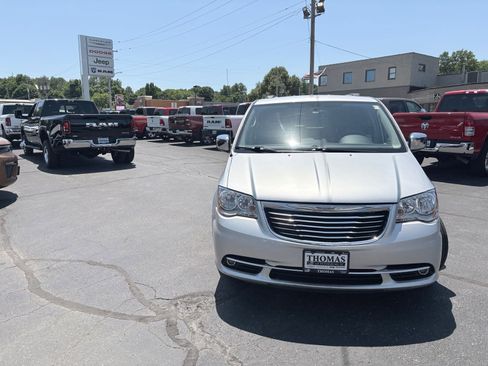 Used 2012 Chrysler Town & Country Touring-L w/ Entertainment Group #2 FWD image 3