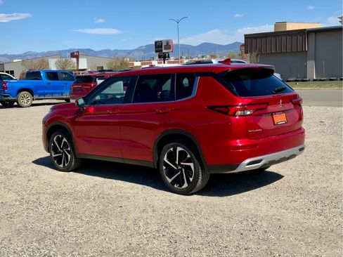 Used 2024 Mitsubishi Outlander SE image 3