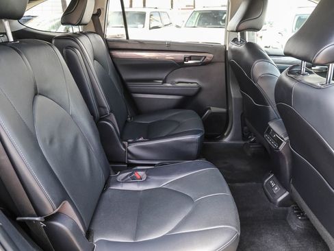 Used 2023 Toyota Highlander Limited FWD image 16
