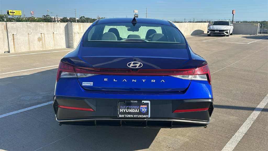 Used 2025 Hyundai Elantra SEL FWD image 12