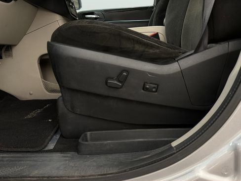 Used 2016 Dodge Grand Caravan SXT w/ Rear Park Assist Package FWD image 20