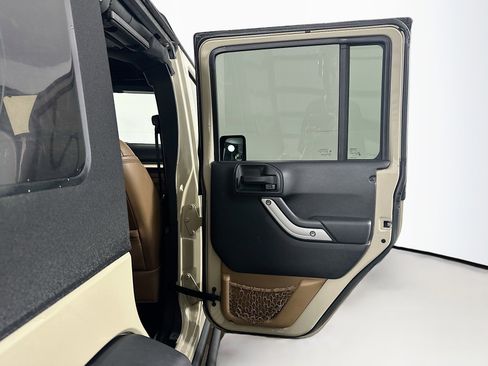 Used 2018 Jeep Wrangler Unlimited Rubicon w/ Connectivity Group image 28