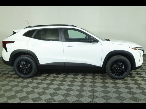 New 2026 Chevrolet Trax LT w/ Driver Confidence Package image 2