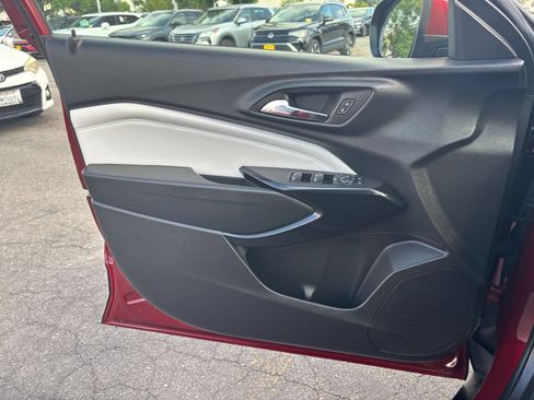 Used 2025 Chevrolet Trax LT FWD image 18
